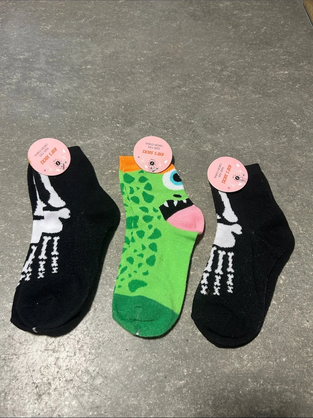 3 pairs of kids Halloween socks NWT size 7-8.5